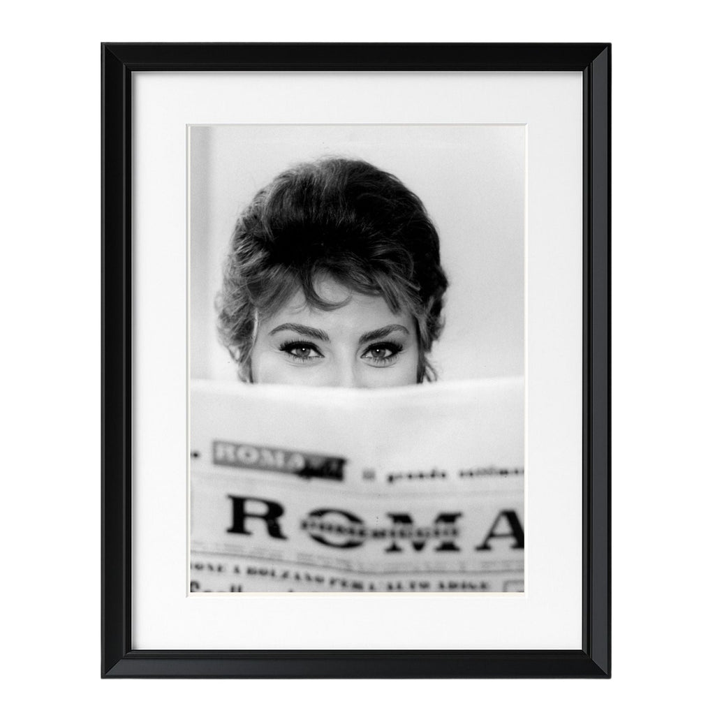 Sophia Loren reading newspaper (1961) - Uramljena slika - Više ramova
