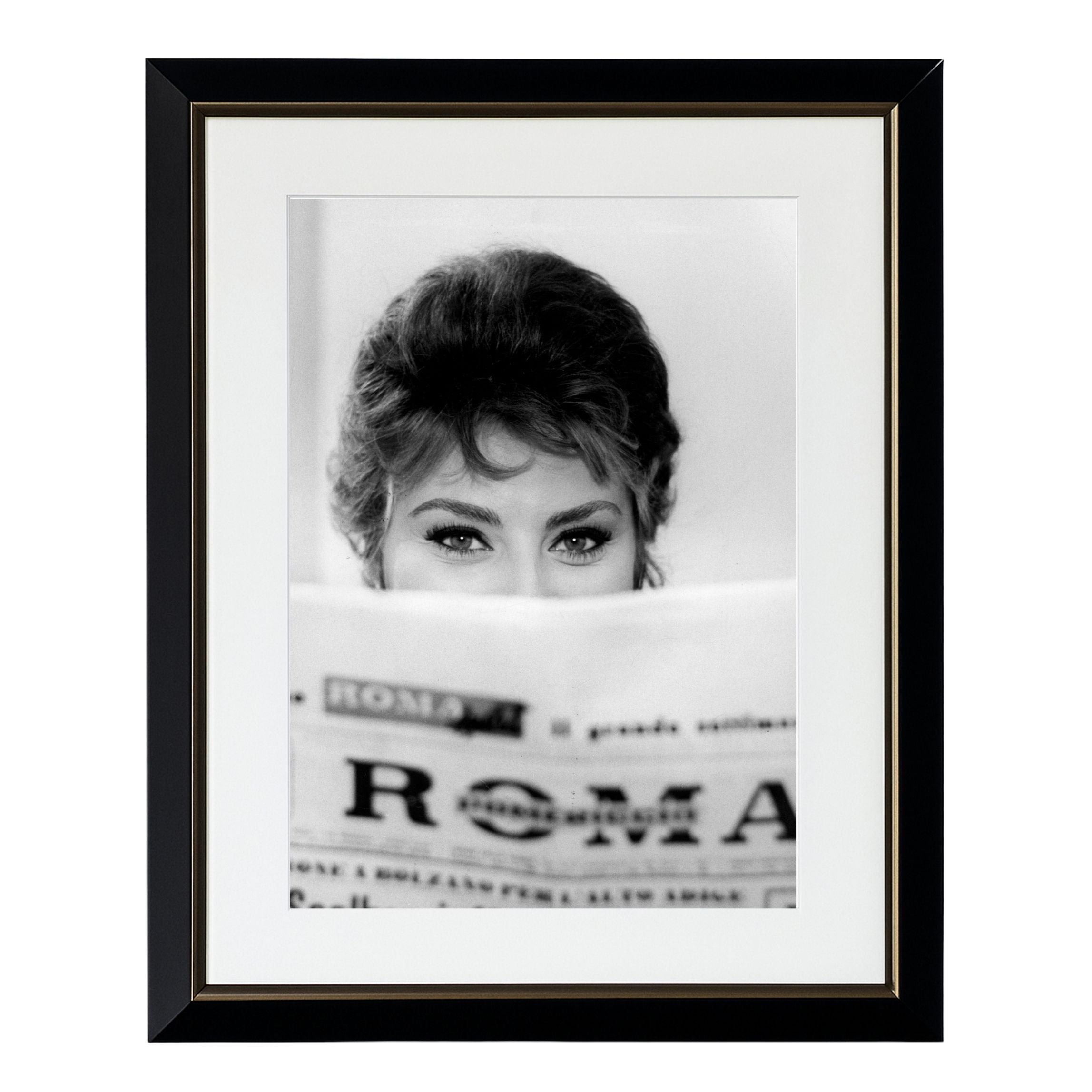 Sophia Loren reading newspaper (1961) - Uramljena slika - Više ramova