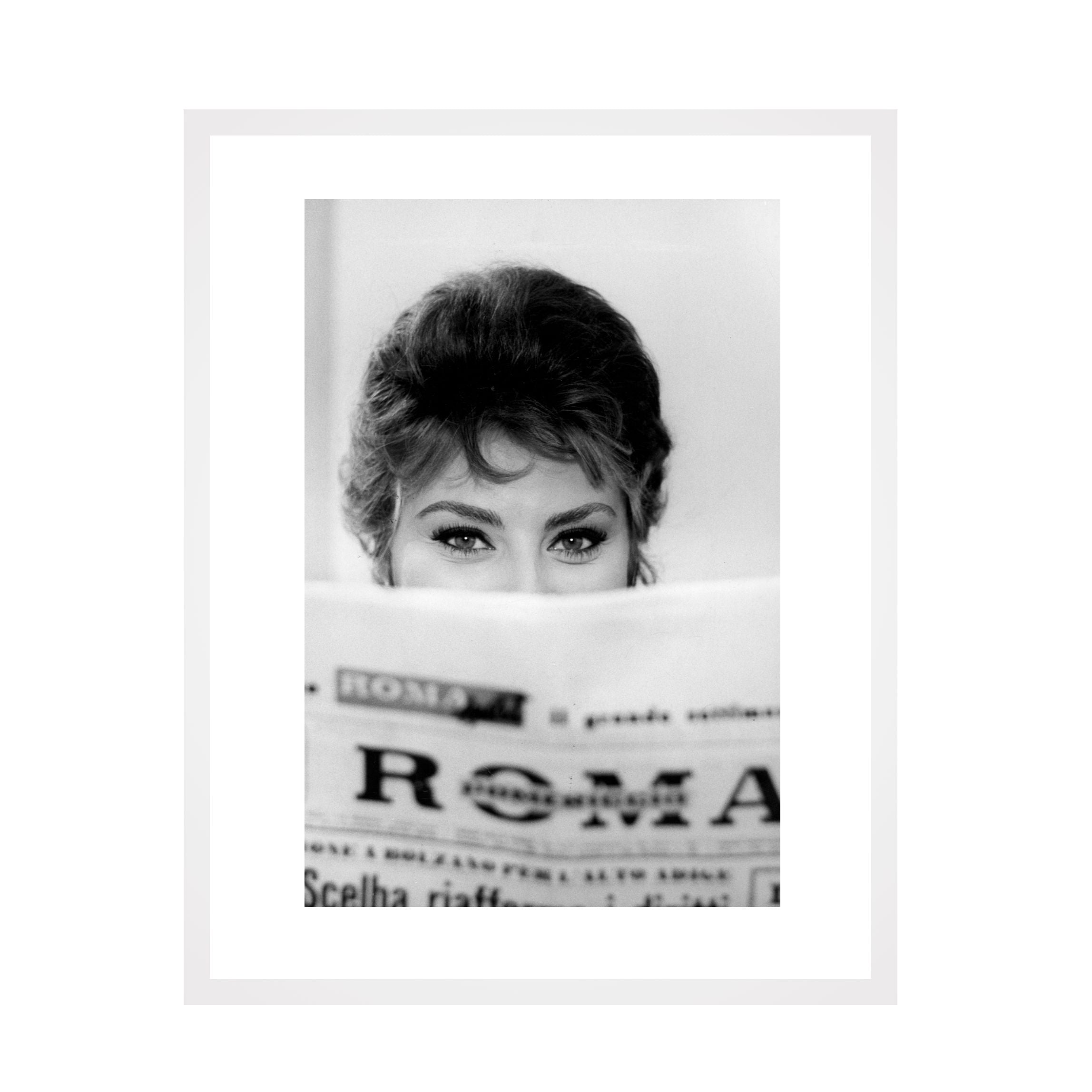 Sophia Loren reading newspaper (1961) - Uramljena slika - Više ramova